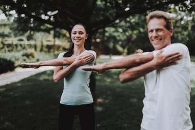 Genç çift park yapıyor spor giyim