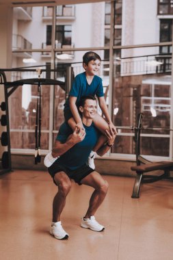 Mutlu baba ve oğul Modern spor kulübünde eğlenin