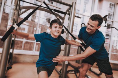Genç baba ve oğul spor kulübü egzersizleri yapıyor