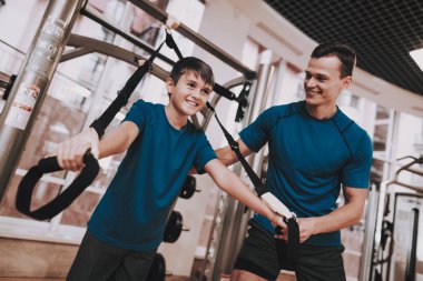 Genç baba ve oğul spor kulübü egzersizleri yapıyor