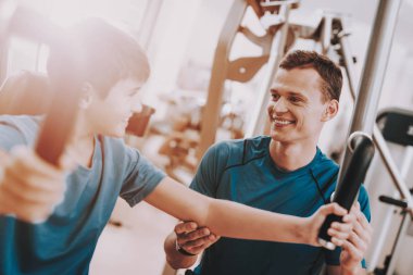 Genç baba ve oğul spor kulübü egzersizleri yapıyor