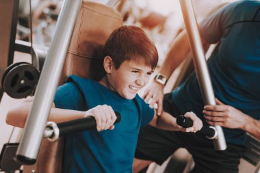 Genç baba ve oğul spor kulübü egzersizleri yapıyor