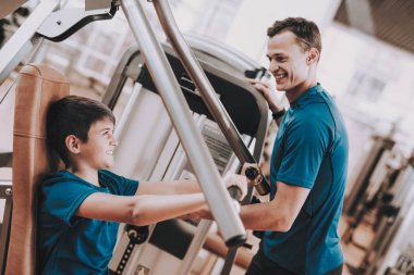 Genç baba ve oğul spor kulübü egzersizleri yapıyor