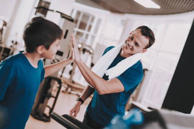 Genç baba ve oğul Modern spor kulübünde dinlenme.