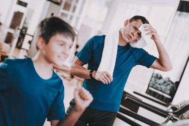 Genç baba ve oğul Modern spor kulübünde dinlenme.