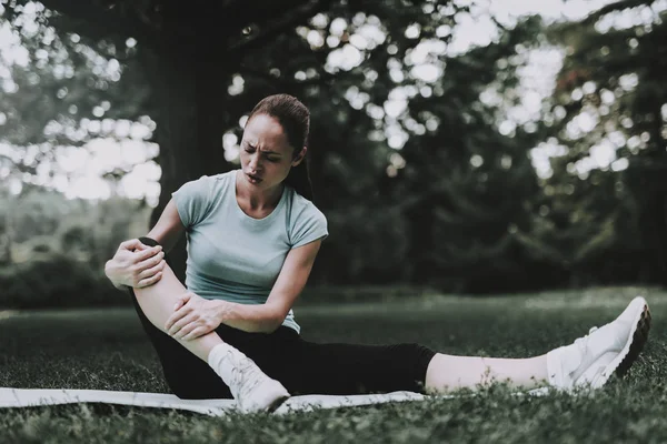 Mujer en Ropa Deportiva después de Ejercicios de Yoga en Parque . — Foto de Stock