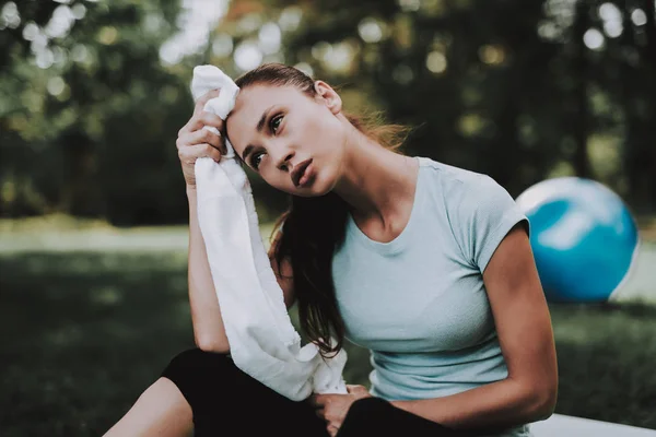 Mujer en Ropa Deportiva después de Ejercicios de Yoga en Parque . — Foto de Stock