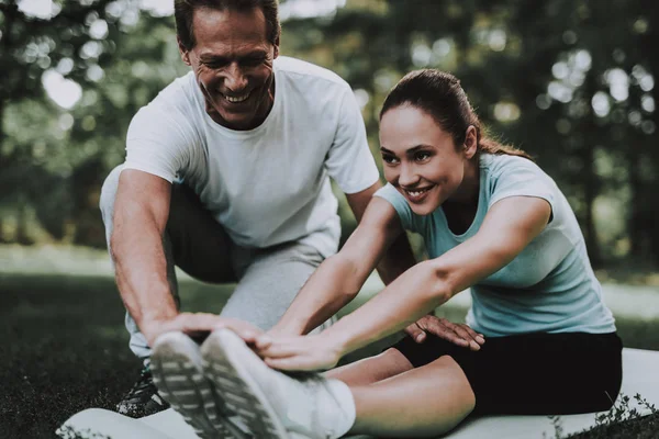 Junges Paar in Sportkleidung bei Übungen im Park — Stockfoto