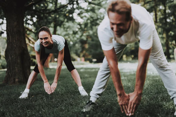 Junges Paar Sportkleidung Bei Übungen Park Sport Und Gesundheitskonzept Junger — Stockfoto