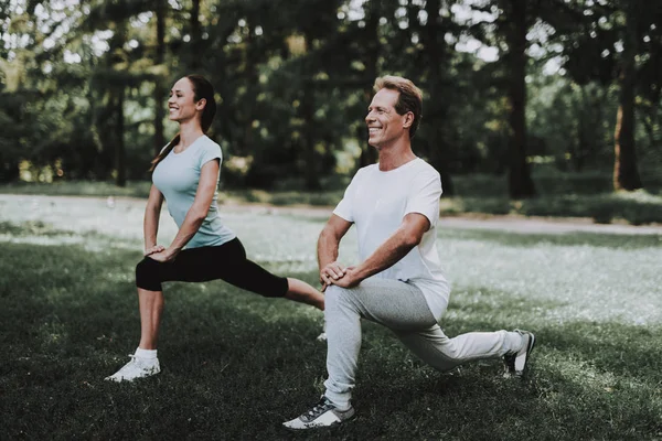 Junges Paar in Sportkleidung bei Übungen im Park — Stockfoto