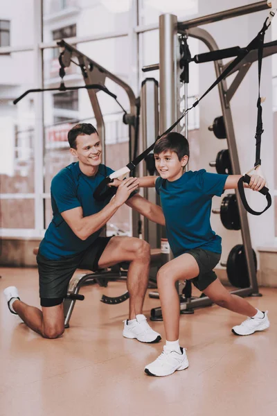 Jóvenes Ejercicios de Padre e Hijo en el Club Deportivo — Foto de Stock