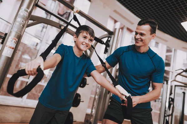 Jóvenes Ejercicios de Padre e Hijo en el Club Deportivo — Foto de Stock