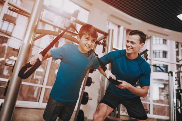 Jovem Pai e Filho Fazendo Exercícios no Sport Club — Fotografia de Stock