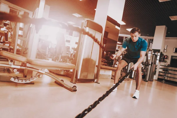 Молодой человек делает упражнения с веревкой в спортклубе . — стоковое фото