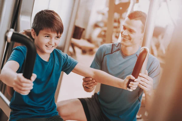 Jóvenes Ejercicios de Padre e Hijo en el Club Deportivo — Foto de Stock