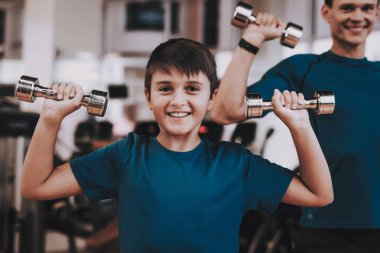 Genç baba ve oğul spor kulübü egzersizleri yapıyor