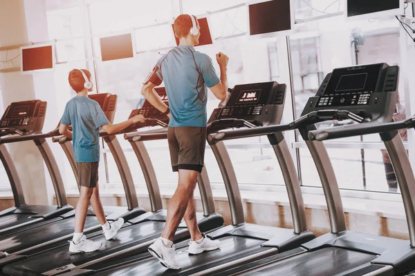 Jovem Pai e Filho Treinamento em Treadmills em Ginásio — Fotografia de Stock