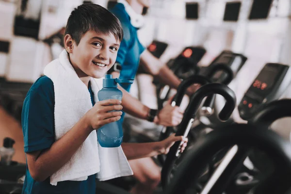 Jóvenes entrenamientos de padre e hijo en cintas de correr en el gimnasio — Foto de Stock