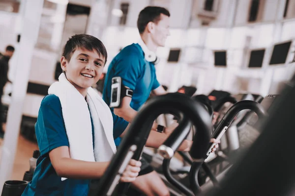 Jovem Pai e Filho Treinamento em Treadmills em Ginásio — Fotografia de Stock