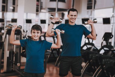 Genç baba ve oğul spor kulübü egzersizleri yapıyor