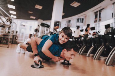 Genç baba ve oğul spor kulübü egzersizleri yapıyor