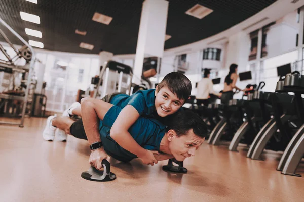 젊은 아버지와 아들 스포츠 클럽에서 연습을 하 고 — 스톡 사진
