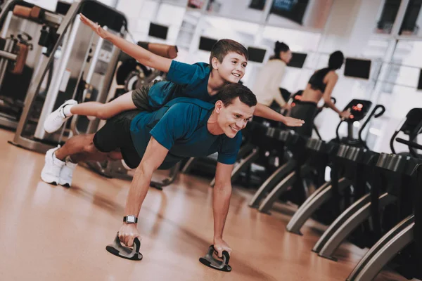 Jóvenes Ejercicios de Padre e Hijo en el Club Deportivo — Foto de Stock