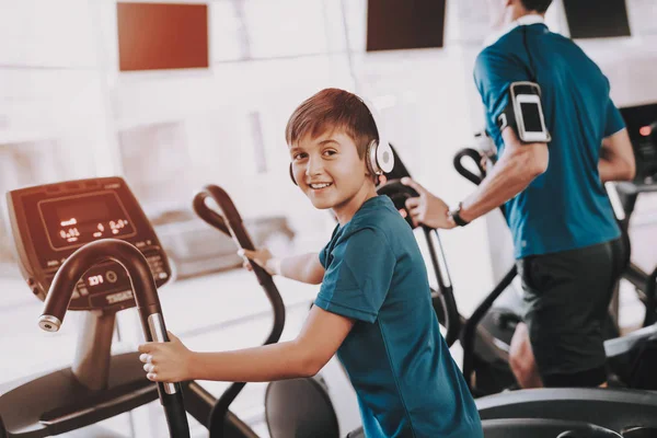 Jovem Pai e Filho Treinamento em Treadmills em Ginásio — Fotografia de Stock
