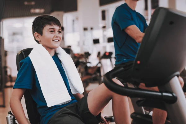 Jóvenes entrenamientos de padre e hijo en cintas de correr en el gimnasio — Foto de Stock