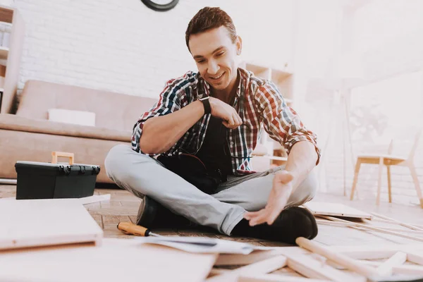 Young Man Assembling Wooden Bookshelf Home Wooden Bookcase Selfmade Furniture — Stock Photo, Image