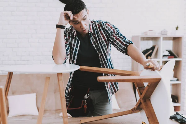 Joven Montando Mesa Centro Taburetes Accesorios Para Muebles Ingeniero Con — Foto de Stock