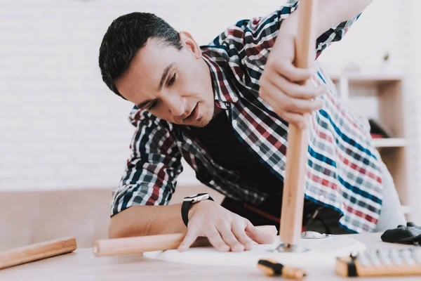 Young Man Assembling Coffee Table Stools Furniture Fittings Engineer Tool — Stock Photo, Image