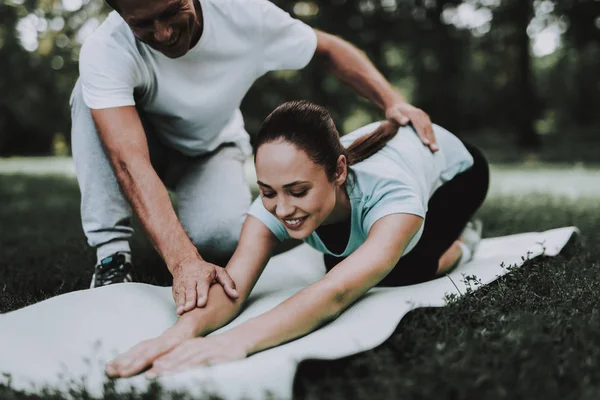 Pareja Joven Ropa Deportiva Haciendo Ejercicios Parque Concepto Deporte Salud — Foto de Stock