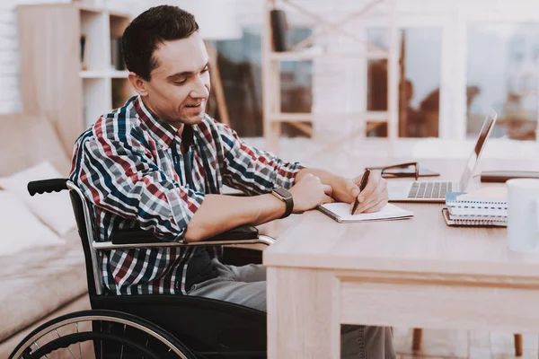 Joven Hombre Discapacitado Silla Ruedas Trabajando Casa Hombre Silla Ruedas — Foto de Stock