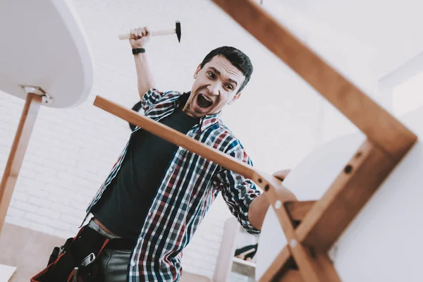 Junger Mann Der Couchtisch Und Hocker Zusammenbaut Möbelbeschläge Ingenieur Mit — Stockfoto