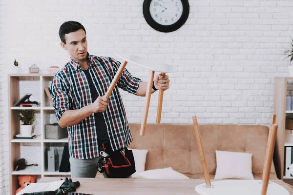 Молодой Человек Собирает Кофейный Столик Табуретки Мебельная Фурнитура Инженер Инструментом — стоковое фото