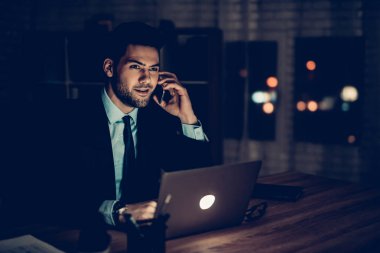 Kendine güvenen işadamı çalışma ofisinde gece