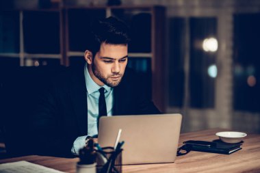 Laptop Office çalışma gece odaklı iş adamı
