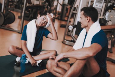 Genç baba ve oğul paspaslar spor kulübü içinde oturan. Sağlıklı yaşam konsepti. Spor ve eğitim kavramları. Modern spor kulübü. Spor donatımı. Aile spor. Eğitimden sonra dinlenme. Anne-baba ile çocuk.