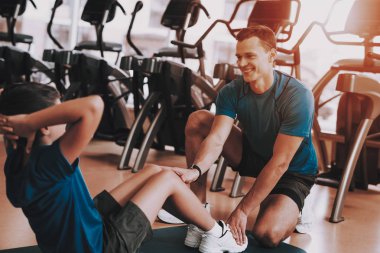 Genç baba ve oğul spor kulübü egzersizleri yapıyor. Sağlıklı yaşam konsepti. Spor ve eğitim kavramları. Modern spor kulübü. Spor donatımı. Aile spor. Koşu izler. Anne-baba ile çocuk.