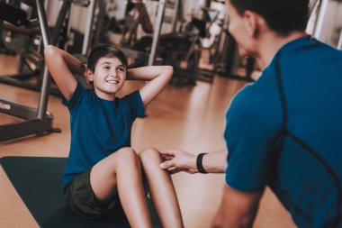 Genç baba ve oğul spor kulübü egzersizleri yapıyor. Sağlıklı yaşam konsepti. Spor ve eğitim kavramları. Modern spor kulübü. Spor donatımı. Aile spor. Koşu izler. Anne-baba ile çocuk.