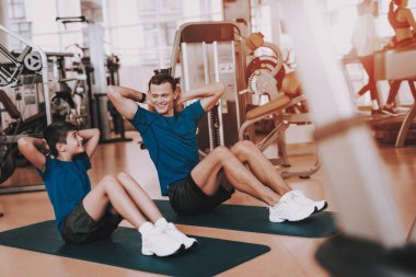 Genç baba ve oğul spor kulübü egzersizleri yapıyor. Sağlıklı yaşam konsepti. Spor ve eğitim kavramları. Modern spor kulübü. Spor donatımı. Aile spor. Koşu izler. Anne-baba ile çocuk.