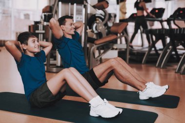 Genç baba ve oğul spor kulübü egzersizleri yapıyor. Sağlıklı yaşam konsepti. Spor ve eğitim kavramları. Modern spor kulübü. Spor donatımı. Aile spor. Koşu izler. Anne-baba ile çocuk.