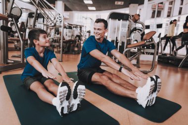 Genç baba ve oğul spor kulübü egzersizleri yapıyor. Sağlıklı yaşam konsepti. Spor ve eğitim kavramları. Modern spor kulübü. Spor donatımı. Aile spor. Koşu izler. Anne-baba ile çocuk.