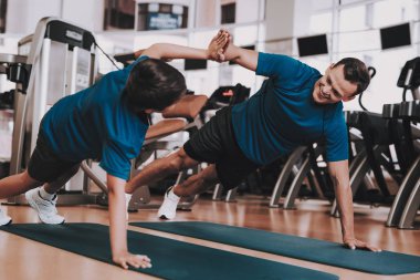 Genç baba ve oğul spor kulübü egzersizleri yapıyor. Sağlıklı yaşam konsepti. Spor ve eğitim kavramları. Modern spor kulübü. Spor donatımı. Aile spor. Koşu izler. Anne-baba ile çocuk.
