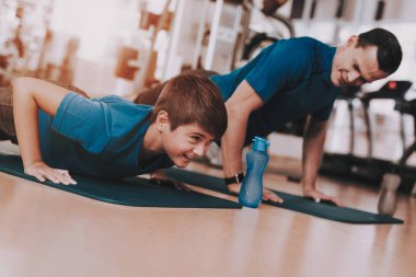 Genç baba ve oğul spor kulübü egzersizleri yapıyor. Sağlıklı yaşam konsepti. Spor ve eğitim kavramları. Modern spor kulübü. Spor donatımı. Aile spor. Koşu izler. Anne-baba ile çocuk.