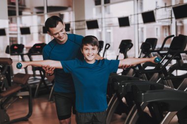 Genç baba ve oğul spor kulübü egzersizleri yapıyor. Sağlıklı yaşam konsepti. Spor ve eğitim kavramları. Modern spor kulübü. Spor donatımı. Aile spor. Koşu izler. Anne-baba ile çocuk.
