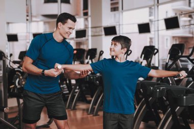 Genç baba ve oğul spor kulübü egzersizleri yapıyor. Sağlıklı yaşam konsepti. Spor ve eğitim kavramları. Modern spor kulübü. Spor donatımı. Aile spor. Koşu izler. Anne-baba ile çocuk.