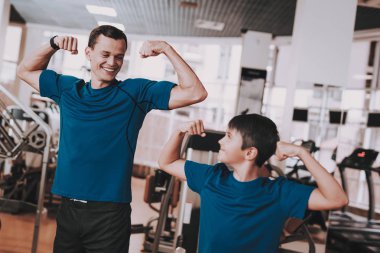 Genç baba ve oğul eğitim salonunda için hazırlanıyor. Sağlıklı yaşam konsepti. Spor ve eğitim kavramları. Modern spor kulübü. Spor donatımı. Aile spor. Koşu izler. Anne-baba ile çocuk.