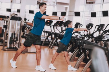Genç baba ve oğul eğitim salonunda için hazırlanıyor. Sağlıklı yaşam konsepti. Spor ve eğitim kavramları. Modern spor kulübü. Spor donatımı. Aile spor. Koşu izler. Anne-baba ile çocuk.